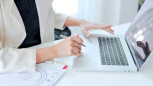 施工管理アプリとは？主な機能や料金・導入するメリット・注意点などをわかりやすく解説