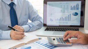 建設業の請求書管理を徹底解説｜請求書の記載項目や注意点・管理システムの選び方とは